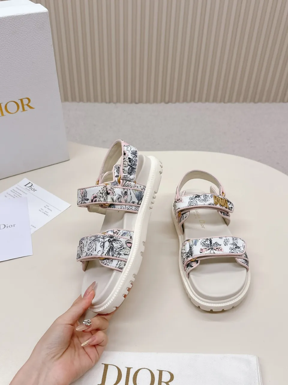 👟👟Ex-factory price 480👟👟 DIOR classic sandals mixed sheepskin DiorAct sandals are fashionable. Paired with an insole that fits the shape of your foot, it's made of exceptionally lightweight and comfortable leather. The upper straps are fastened with Velcro and are decorated with a gold-finish metal "Dior" logo, which complements the style design. These sandals add a modern edge to any look. Fabric: Imported mixed sheepskin Lining: Imported sheepskin Outsole: Original TPU outsole Code number: 35-42 (41 42 customized, non-refundable)
